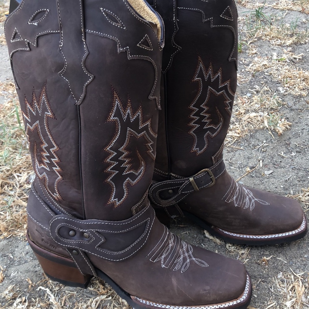 - Stunning leather brown cowboy boots